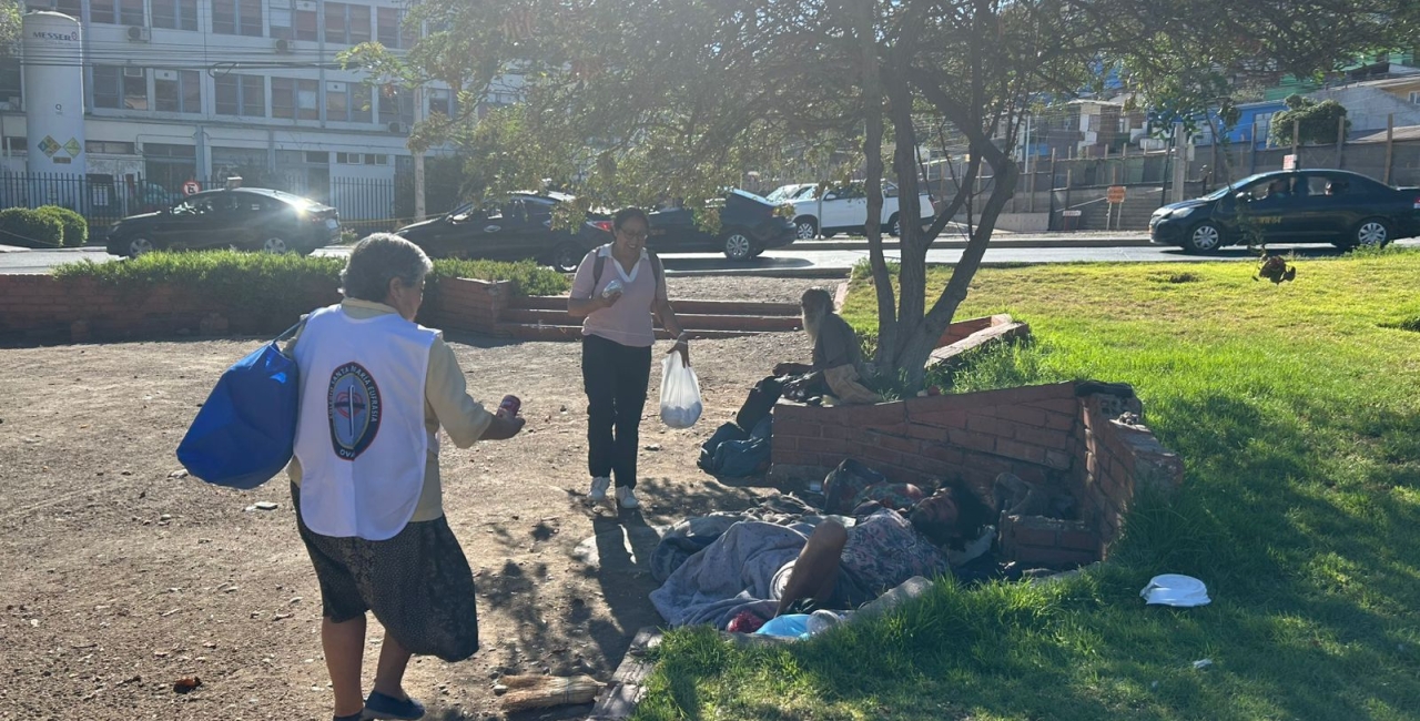 Apoderadas participan en campaña solidaria navideña